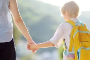 首頁 2 little schoolboy with his mother goes to school af 2022 08 10 19 05 21 utc c